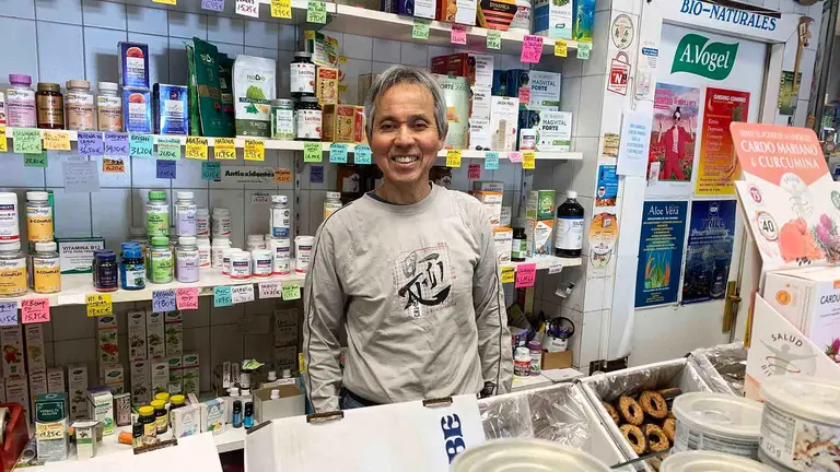 Santosa Lie en el interior de la herboristería Niyi en el barrio de Iturrama en Pamplona. Navarra.com