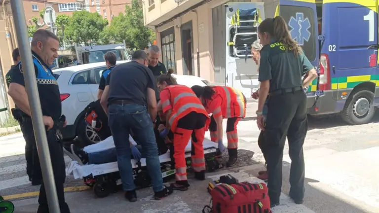 Imagen de los servicios de emergencias atendiendo al hombre antes de subir a la ambulancia. GUARDIA CIVIL