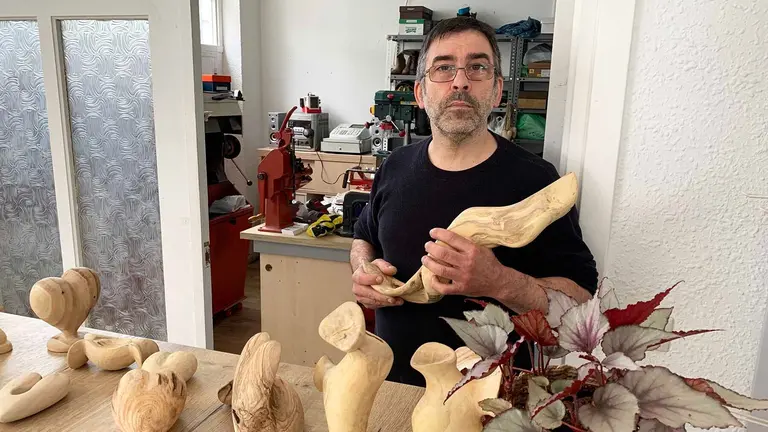 El zapatero Fabián Villacorta en su local del barrio de la Chantrea en Pamplona. Navarra.com