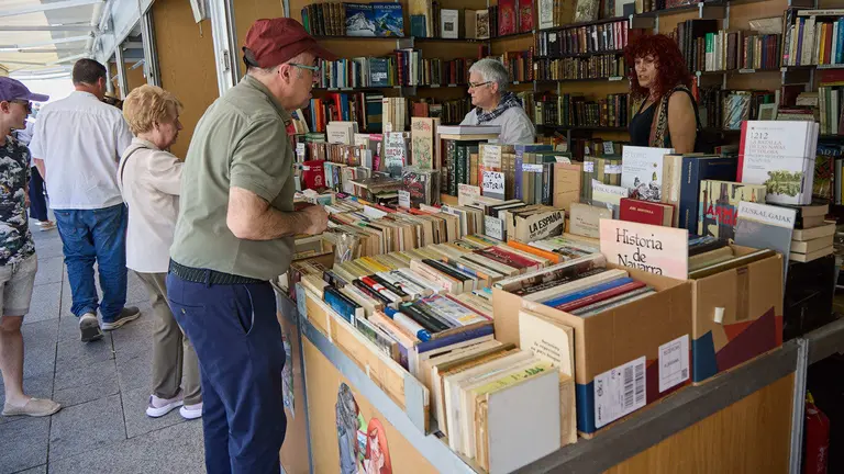 Quinta edición de la Feria del Libro de Navarra, en la plaza del Castillo de Pamplona. IÑIGO ALZUGARAY
