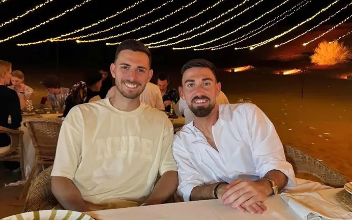 Los jugadores de Osasuna Raúl García de Haro y Moi Gómez, en Dubai. INSTAGRAM.