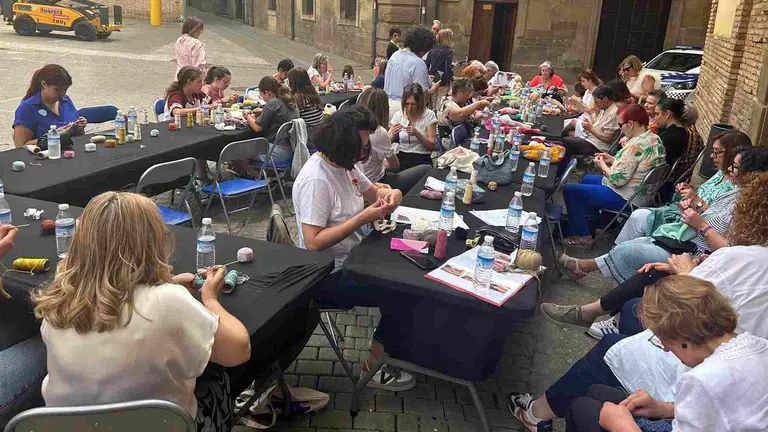 Vecinas de corella con sus agujas tejiendo en la calle. AYUNTAMIENTO DE CORELLA