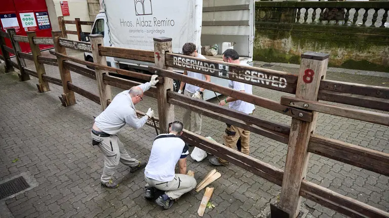 Operarios de la carpintería Hermanos Aldaz Remiro comienzan a instalar el vallado del encierro para los Sanfermines de 2025. IÑIGO ALZUGARAY