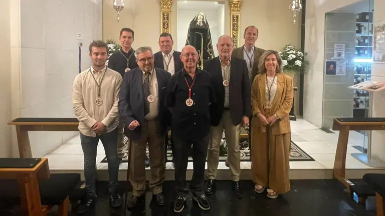 Fotografía de familia de la nueva junta de la Hermnadad de la Pasión. CEDIDA