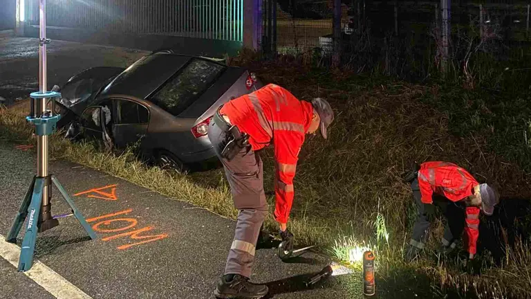 El vehículo, en el que viajaban dos ocupantes, ha sufrido una salida de vía y ha chocado contra un paso de cuneta de hormigón. BOMBEROS DE NAVARRA