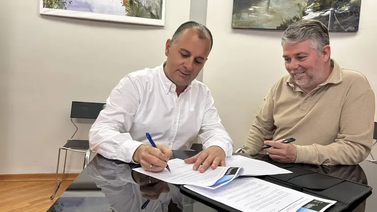 El alcalde de Fustiñana, Sergio Vitas y el presidente de Fundación Dédalo, Fernando Ferrer Molina, durante la firma del convenio. CEDIDA