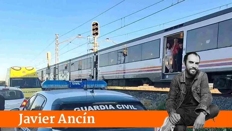 Los servicios de emergencias, junto al tren averiado entre Ribaforada y Buñuel. GUARDIA CIVIL