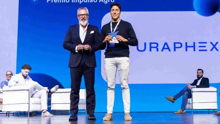 Javier López Palacios, CEO URAPHEX recogiendo el premio. CAIXABANK
