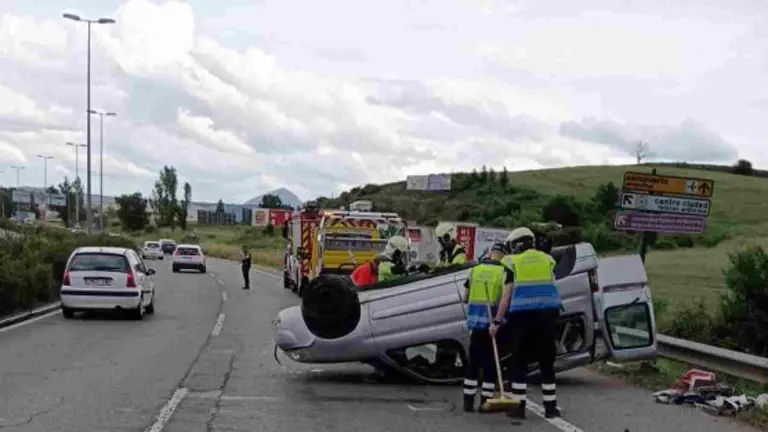 Policía Municipal y Bomberos junto a la furgoneta accidentada en la variante de Pamplona. POLICÍA MUNICIPAL DE PAMPLONA
