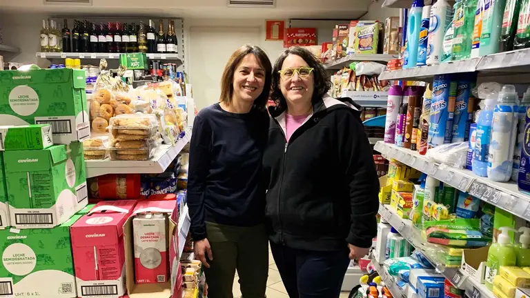 Las hermanas Nieves y Silvia en la tienda de alimentación donde trabajan en Obanos. Navarra.com