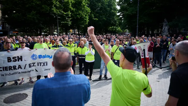 Trabajadores de BSH se concentran frente al Parlamento de Navarra. PABLO LASAOSA