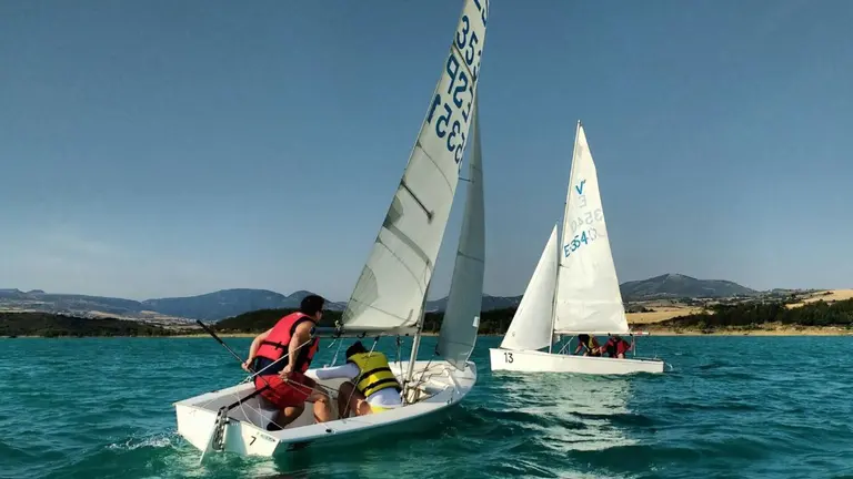 Dos personas practicando vela en el Pantano de Alloz. TURISMO DE NAVARRA
