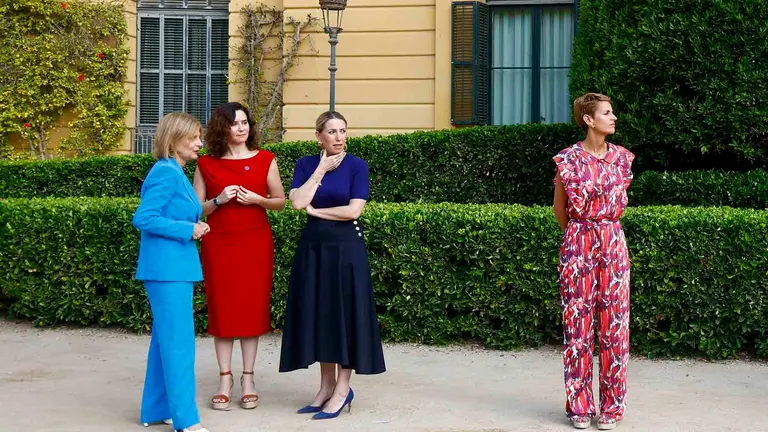 La presidenta de la Comunidad de Madrid, Isabel Díaz Ayuso (2i), conversa con la presidenta de la FEMP, María José García-Pelayo (i), y con la presidenta de Extremadura, María Guardiola (3i), cerca de la presidenta de Navarra, María Chivite (d), a su llegada a la XXVIII Conferencia de Presidentes que se celebra este viernes en el Palau de Pedralbes, en Barcelona. EFE/ Quique García