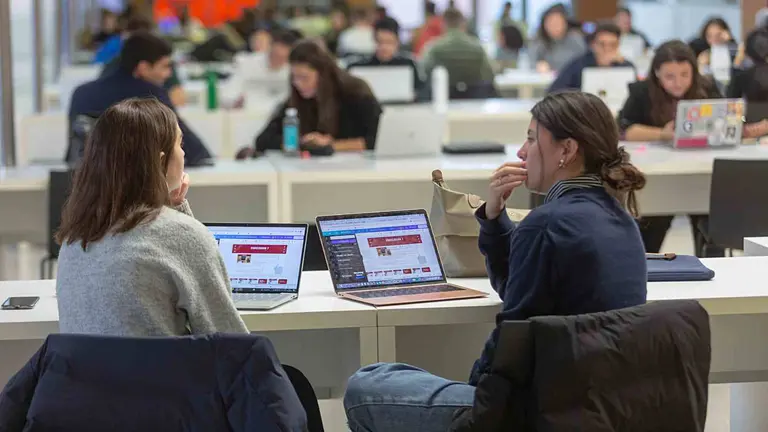 Un par de estudiantes frente al ordenador, en el edificio Amigos de la Universidad de Navarra. UNIVERSIDAD DE NAVARRA