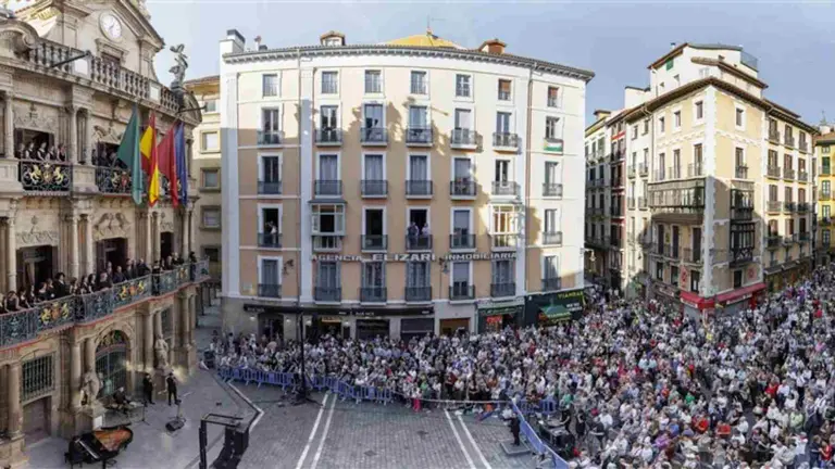 Concierto de la Asociación Gayarre de Amigos de la Ópera desde el balcón de la Casa Consistorial de Pamplona (AGAO