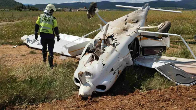 La avioneta siniestrada en las inmediaciones del aeródromo de Lumbier. BOMBEROS DE NAVARRA