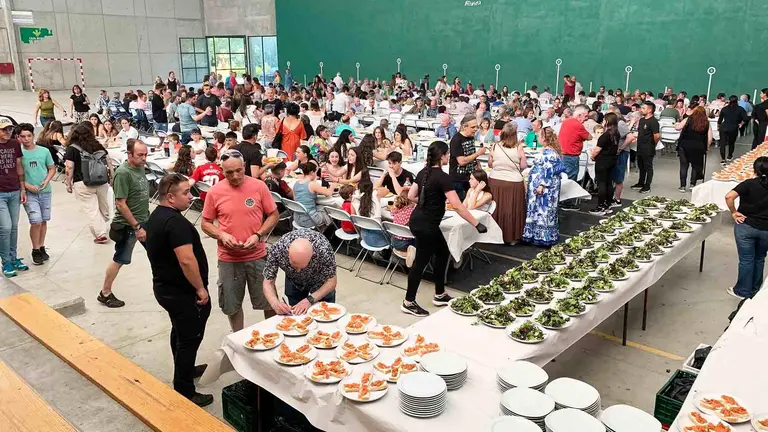 Asistentes a la comida popular del Día de Valdega en Murieta. Navarra.com