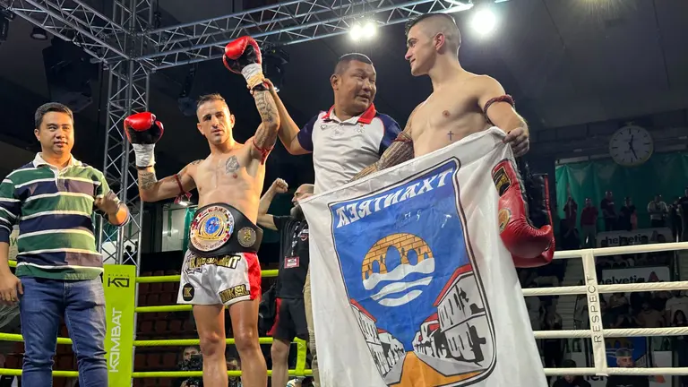 Mikel Fernández Cía, junto a su hermano Ion, tras coronarse campeón del mundo en muay thai en Pamplona. CEDIDA