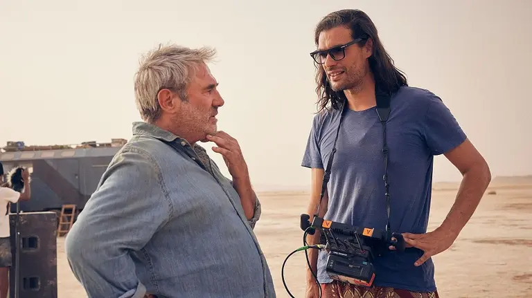Sergio Lopez y el director Oliver Laxe en el set de Sirat.