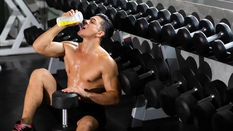 Un chico hidratándose en el gimnasio. CEDIDA