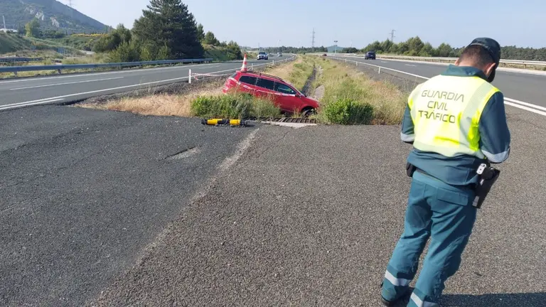La Guardia Civil atiende una salida de vía en la AP-15 en Tiebas-Muruarte de Reta. - GUARDIA CIVIL