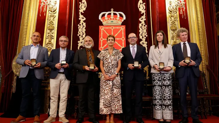 El escultor Carlos Ciriza (3i), el presidente de UNICEF Comité Navarra Joaquín Mencos (3d), el pedagogo y compositor Mariano Jiménez (2i), la presidenta de UCAN Esther Burgui (2d), el empresario José Julián Garciandía (i) y el escenógrafo y pintor Tomás Muñoz (d) han recibido los galardones en un acto celebrado en el Salón del Trono del Palacio de Navarra. EFE/ Jesús Diges