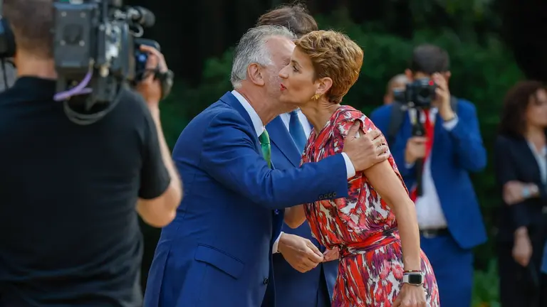 El ministro de Política Territorial, Ángel Víctor Torres (i) saluda a la presidenta de Navarra, María Chivite (d) a su llegada a la XXVIII Conferencia de Presidentes que se celebra este viernes en el Palau de Pedralbes en Barcelona. EFE/ Alberto Estevez
