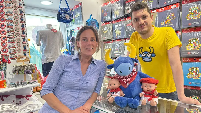 Maite Gastón y Alejandro alcalde posan con los Pepotes Sanfermineros en la tienda de Kukuxumuxu de Pamplona. IRANZU LARRASOAÑA