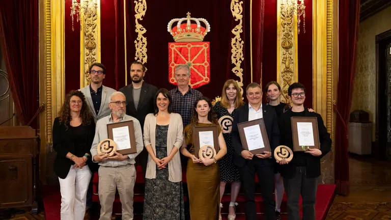 En el centro la vicepresidenta Alfaro, a su dcha. Mirari Etxeberria, Galardón a la Persona Joven 2025, junto al resto de entidades premiadas. En la imagen también el director del Instituto navarro de la Juventud, Txema Burgaleta (arriba, segundo por la izda). GOBIERNO DE NAVARRA