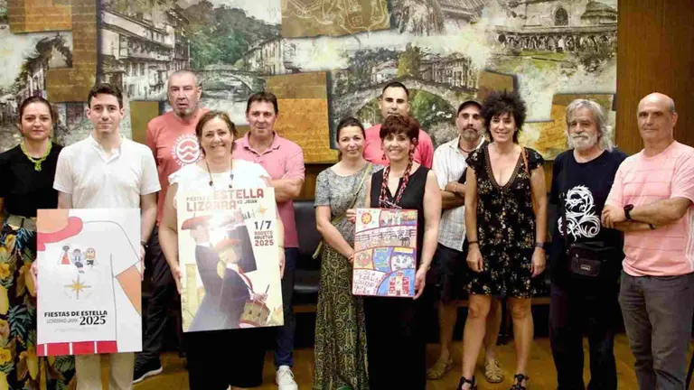 El jurado del concurso de carteles de Estella posa con las obras ganadoras. AYUNTAMIENTO DE ESTELLA