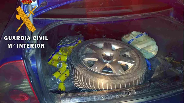 La rueda que ya habían cargado para llevársela, al margen de otras piezas que estaban demontando. GUARDIA CIVIL