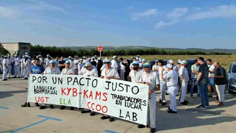 Trabajadores de KYB en Los Arcos durante uno de los paros parciales convocados. SINDICATO ELA