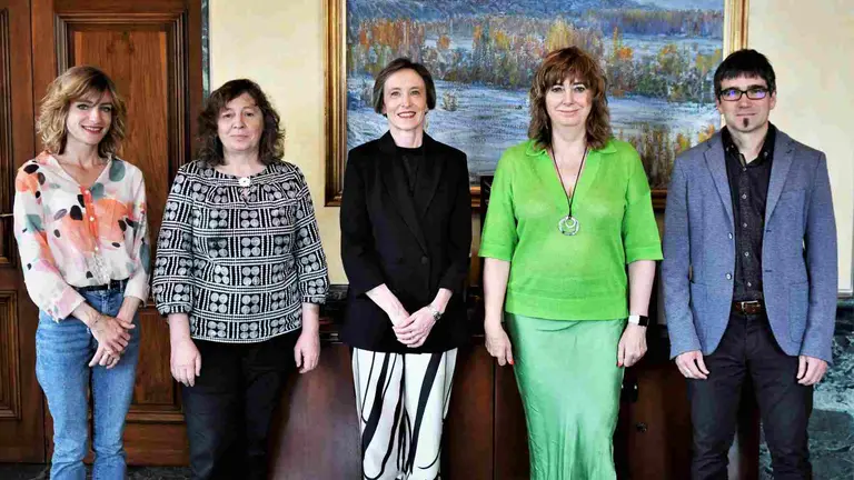 De izda. a dcha.: las representantes de Eusko Ikaskuntza en Navarra, Elorri Arkotxa e Isabel Elizalde; la presidenta de Eusko Ikaskuntza, Ana Urkiza; la vicepresidenta Ollo; y el director gerente de Euskarabidea, Javier Arakama. GOBIERNO DE NAVARRA
