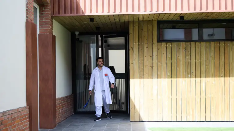 El consejero de Salud, Fernando Domínguez, junto al gerente del Servicio Navarro de Salud-Osasunbidea, Alfredo Martínez, y la gerente del Hospital Universitario de Navarra, Estrella Petrina, visitan el nuevo módulo de hospitalización psiquiátrica infantojuvenil 'María Zandio'. IÑIGO ALZUGARAY