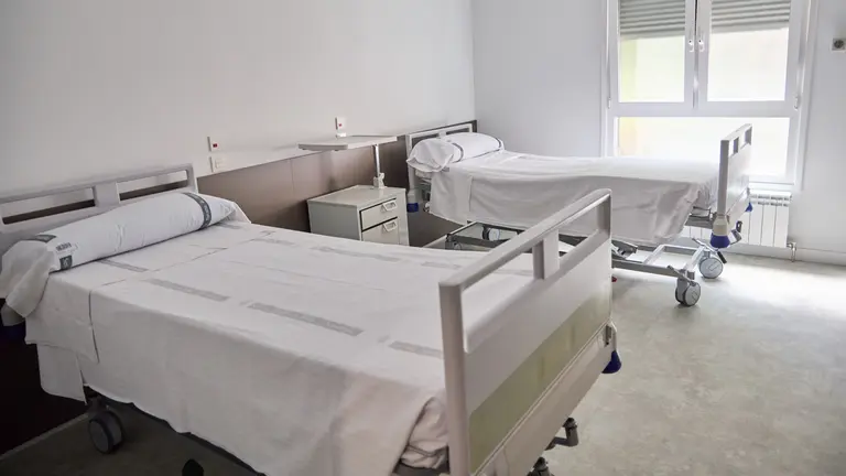 El consejero de Salud, Fernando Domínguez, junto al gerente del Servicio Navarro de Salud-Osasunbidea, Alfredo Martínez, y la gerente del Hospital Universitario de Navarra, Estrella Petrina, visitan el nuevo módulo de hospitalización psiquiátrica infantojuvenil 'María Zandio'. IÑIGO ALZUGARAY