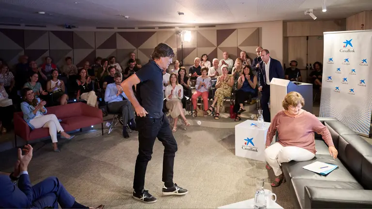 El exfutbolista Julio Salinas y la periodista Olga Viza ofrecen la charla 'Caerse, levantarse... y reírse después', organizada por CaixaBank. PABLO LASAOSA