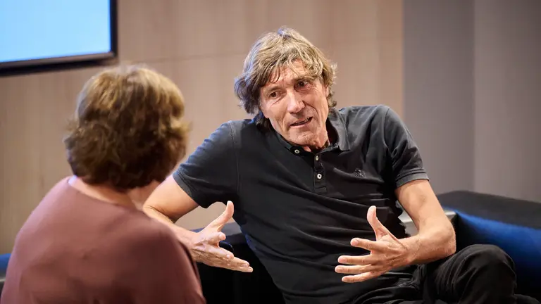 El exfutbolista Julio Salinas y la periodista Olga Viza ofrecen la charla 'Caerse, levantarse... y reírse después', organizada por CaixaBank. PABLO LASAOSA