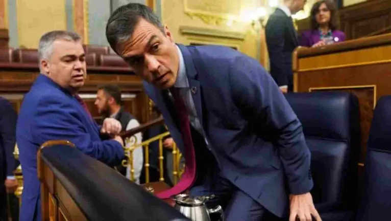 Pedro Sánchez se sienta en su escaño del Congreso de los Diputados ante Santos Cerdán. OK DIARIO