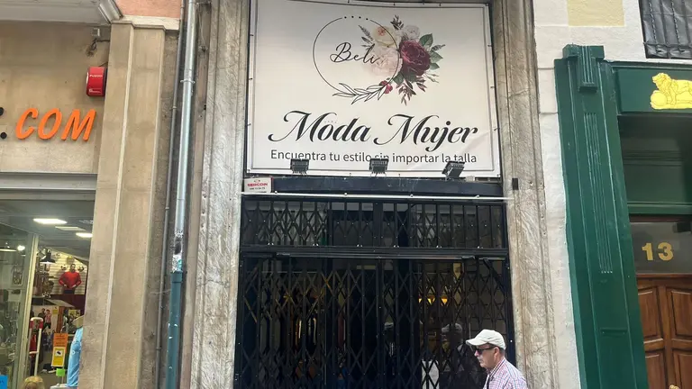Fachada de la tienda de ropa Beli Moda Mujer, en la calle zapatería número 11. I.Z