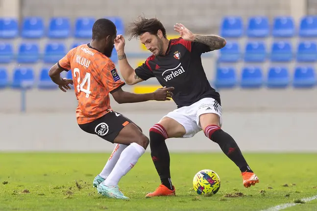 Juan Cruz controla un balón ante Gédéon Kalulu, del Lorient, en el amistoso disputado el 10 de diciembre de 2022. TWITTER