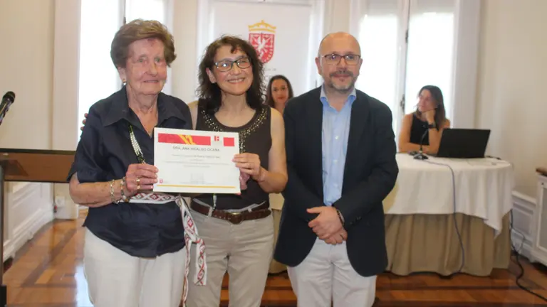 Imagen de la entrefa del premio a la galardonada (centro). CEDIDA