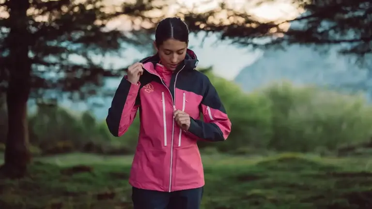 Imagen de archivo de una montañera luciendo una chaqueta de Ternua. TERNUA