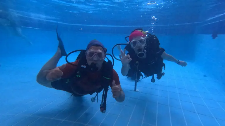 El colegio Torre Monreal de Tudela celebra su primer bautizo de buceo adaptado para alumnado con discapacidad. CEDIDA
