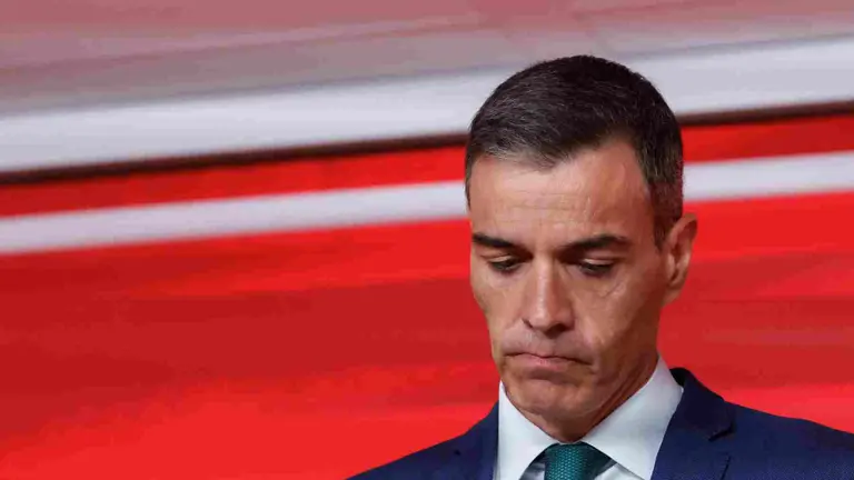 El presidente del Gobierno, Pedro Sánchez,para "no dar el Gobierno al PP y Vox" por la "supuesta" corrupción de 2 personas. EFE/ Javier Lizon