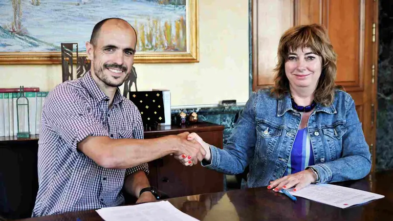 La vicepresidenta Ollo en la firma del convenio con el representante de LABA Elkartea, Igor López de Uralde. GOBIERNO DE NAVARRA