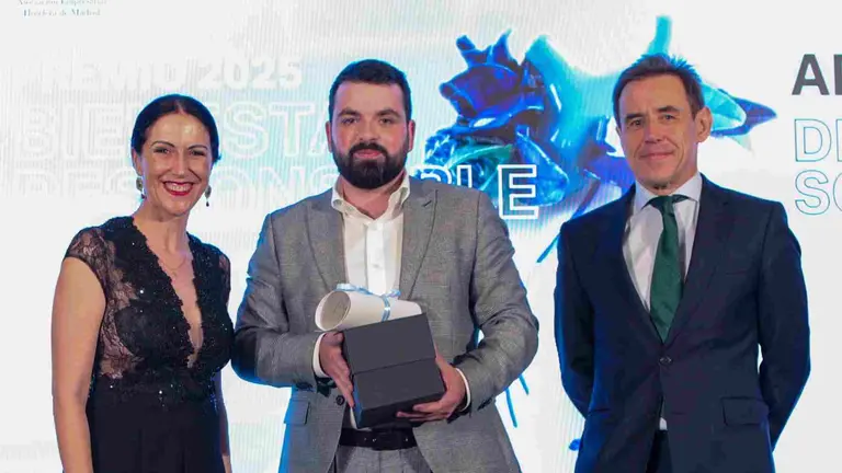 Joanes Andueza, director del Hotel Arantza, recogiendo el premio. CEDIDA