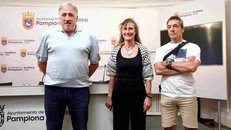 El alcalde de Pamplona, Joseba Asirón junto a Lidón Soriano Segarra y Eduardo Ibero Albo, representantes de Yala Nafarroa que tirarán el Chupinazo de 2025. ÍÑIGO ALZUGARAY