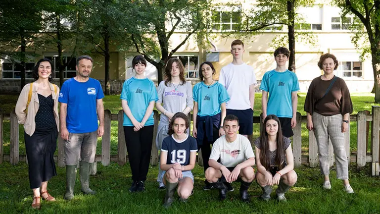 Grupo de estudiantes premiados del IES Plaza de la Cruz, con una docente del centro (extremo derecho de la foto). Primeros por la izquierda: la directora del área de Cultura y Divulgación, Gurutze Pérez Artieda; y el docente de la UPNA Bosco Imbert, quien impartió los talleres. CEDIDA