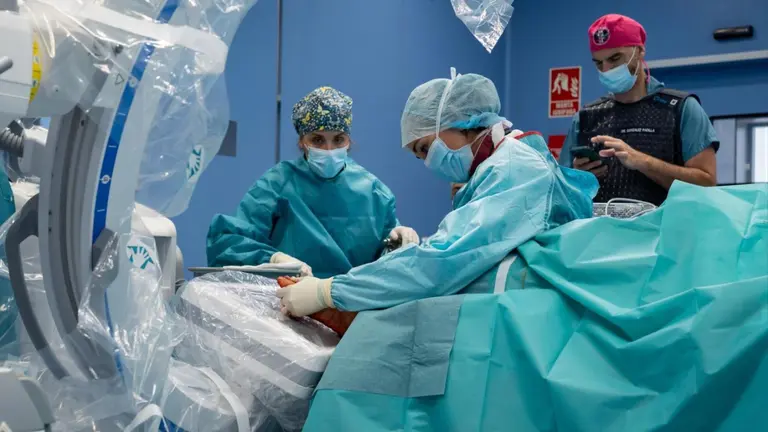 📷 La Dra. Aldara Rodríguez Garzón, especialista del Departamento de Cirugía Ortopédica y Traumatología de la Clínica Universidad de Navarra, durante la intervención percutánea.