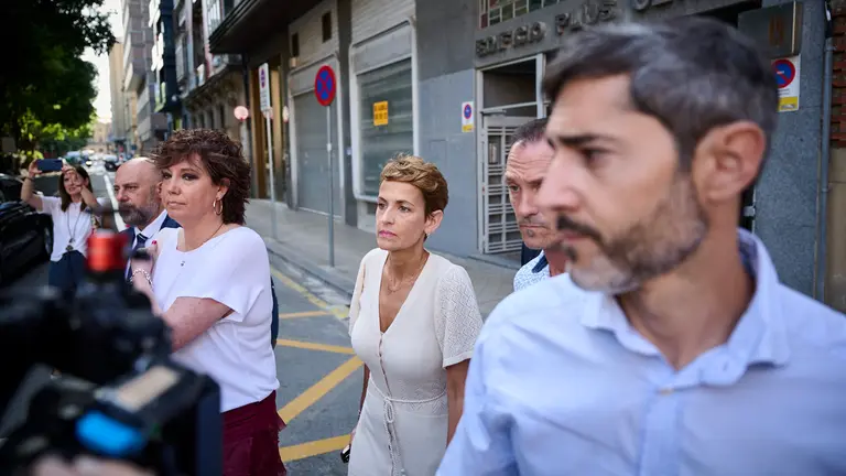 La presidenta Chivite sale de la sede del PSN dirección al pleno del Parlamento. PABLO LASAOSA